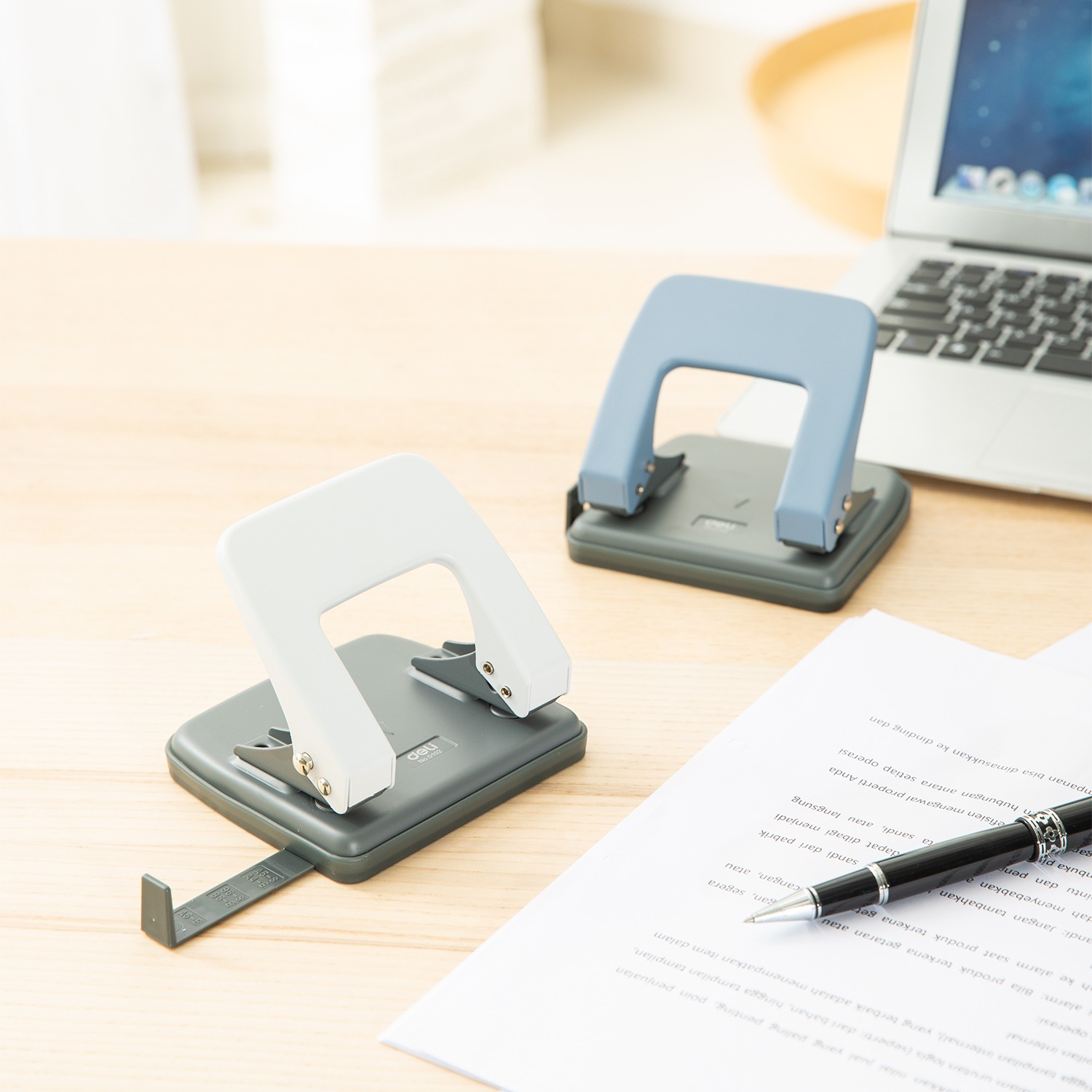 Máy đục lỗ Deli 20 tờ cho văn phòng và trường học