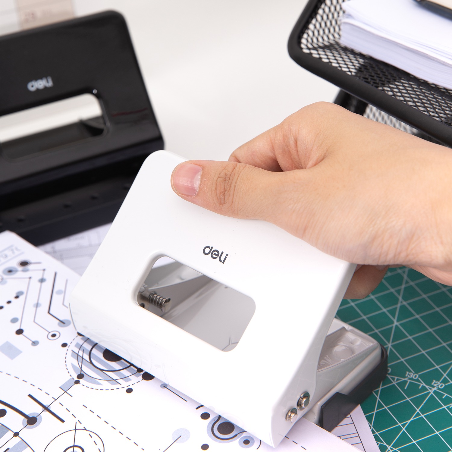 Deli E0141 đục lỗ giấy