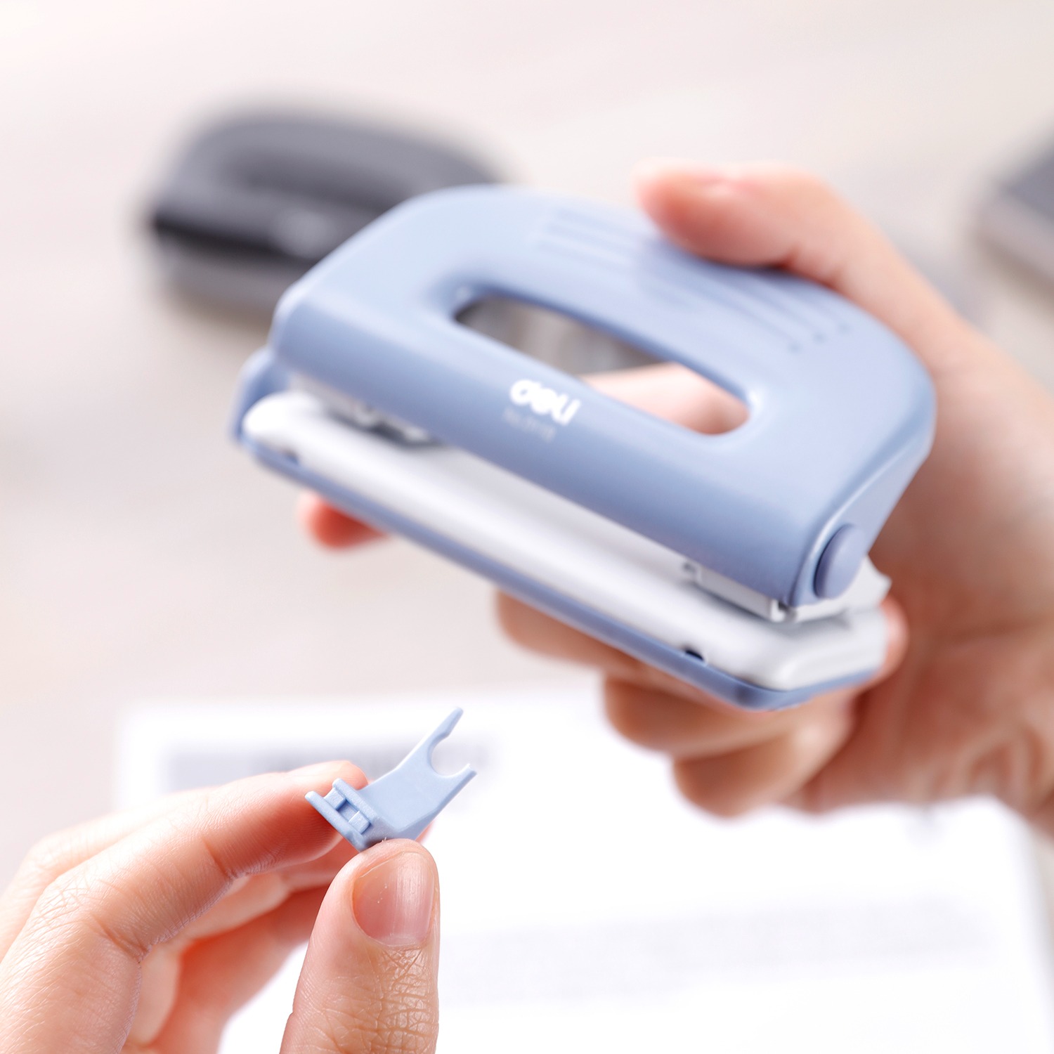 đục lỗ tài liệu Deli E0118