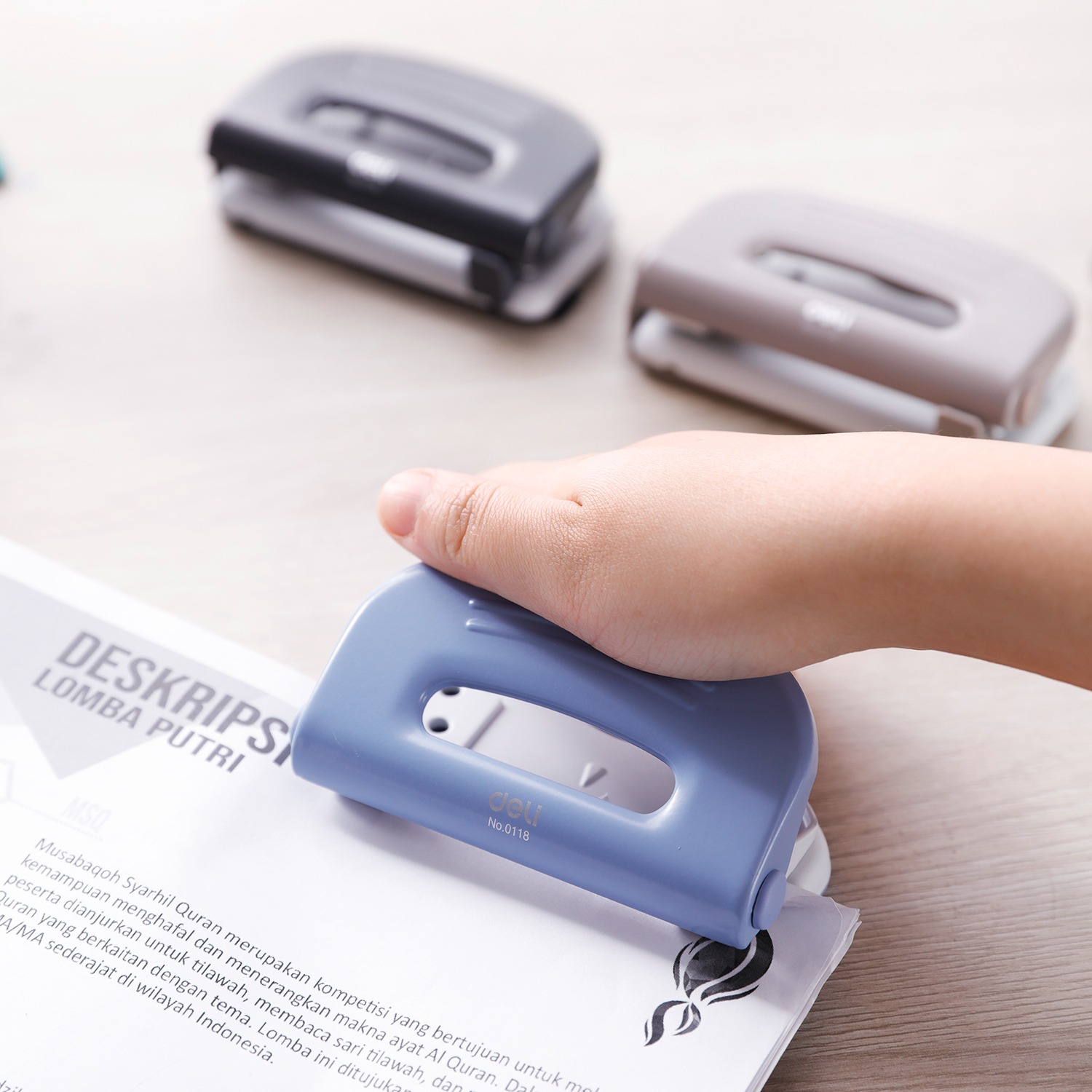 đục lỗ giấy Deli E0118