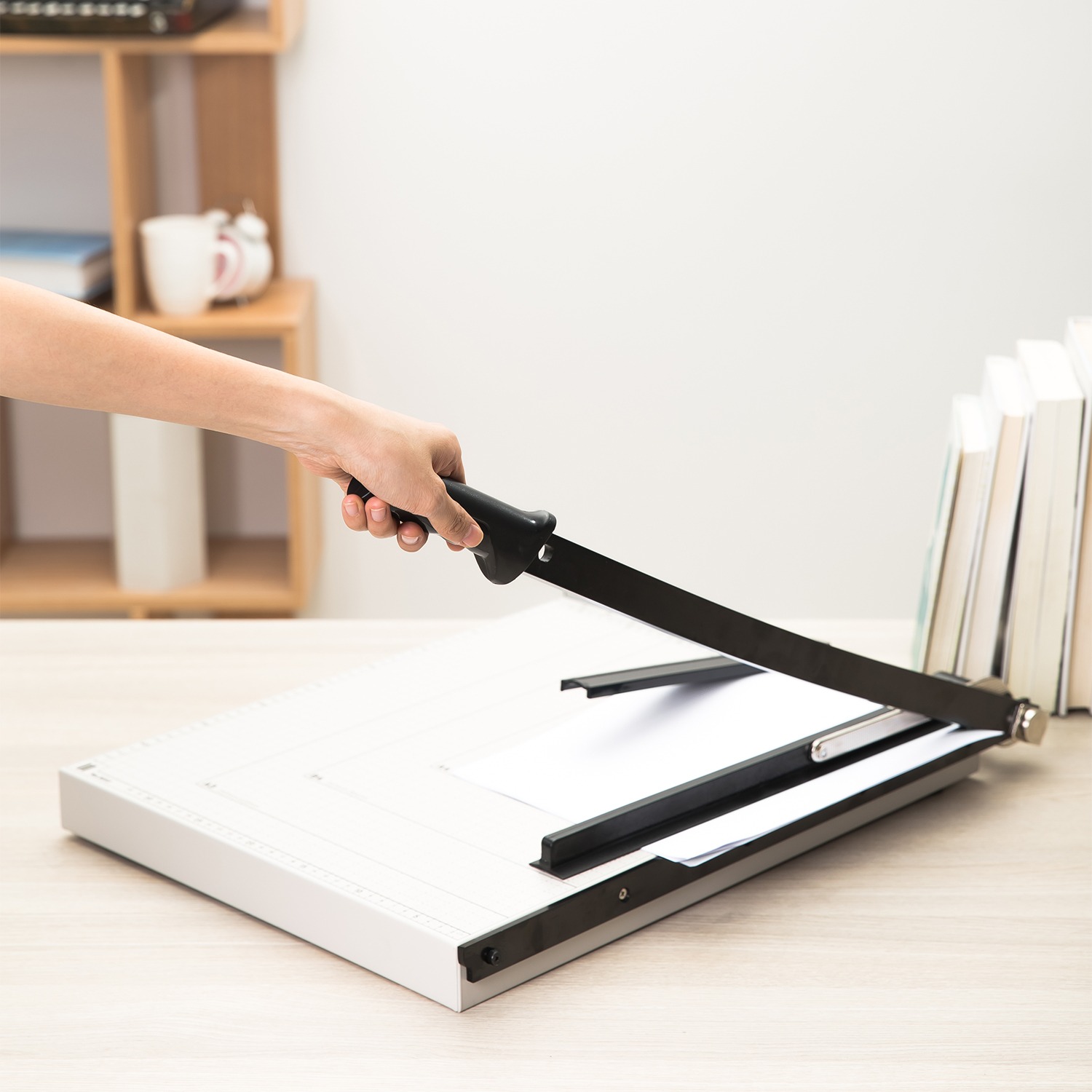 mua bàn cắt giấy A3 Deli E8012 giá rẻ