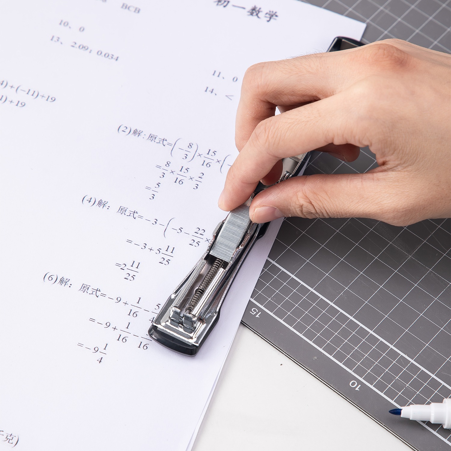 mua ghim dập Deli E0010N nhiều màu giá tốt