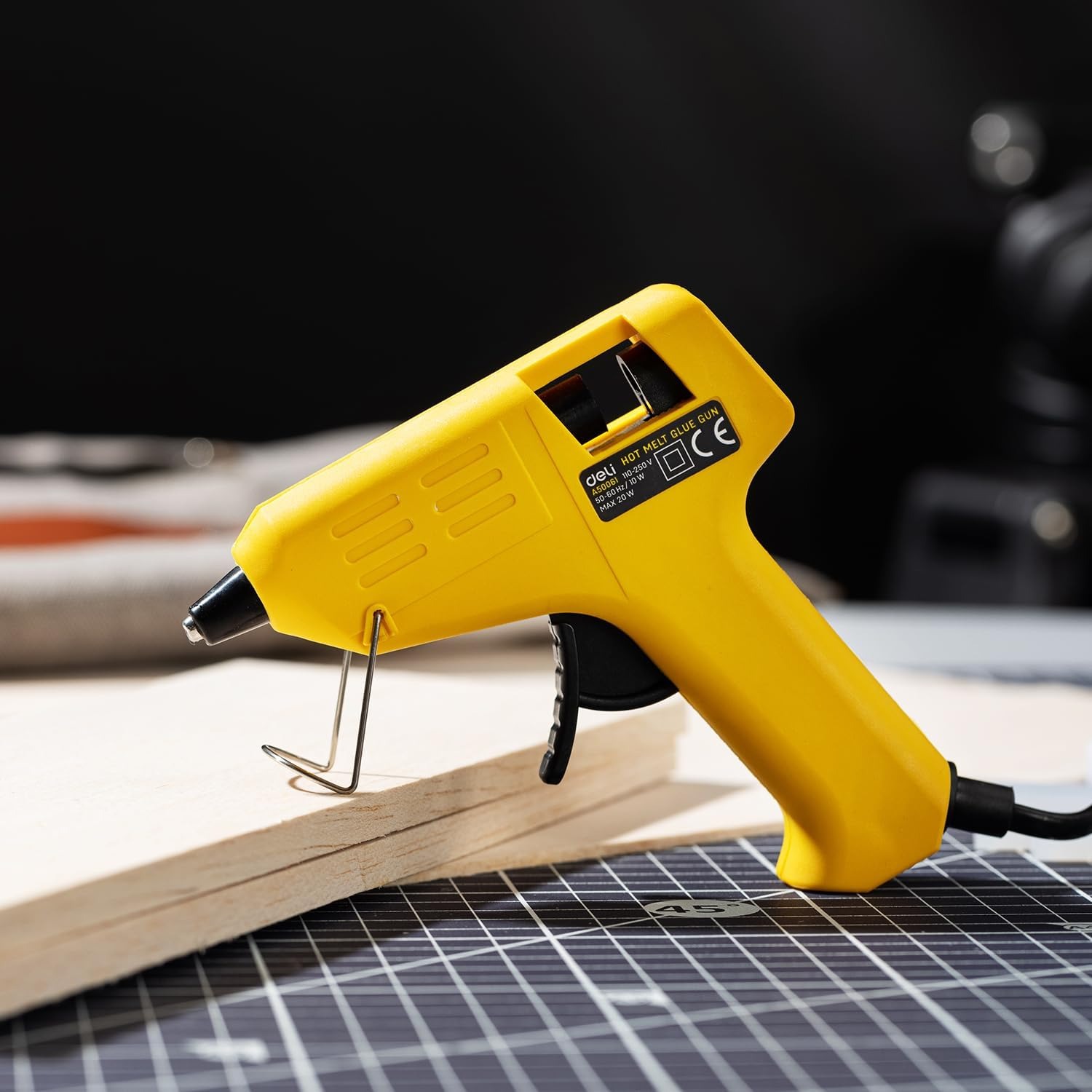 súng bắn keo nóng Deli EA50161